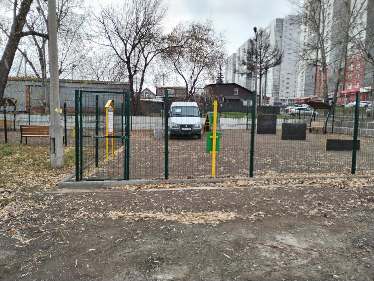 В Красноярске построили площадку для выгула собак вокруг припаркованной «газели»
