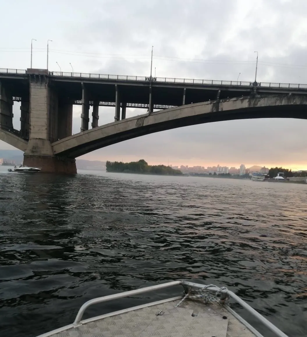 С Коммунального моста упал 27-летний красноярец