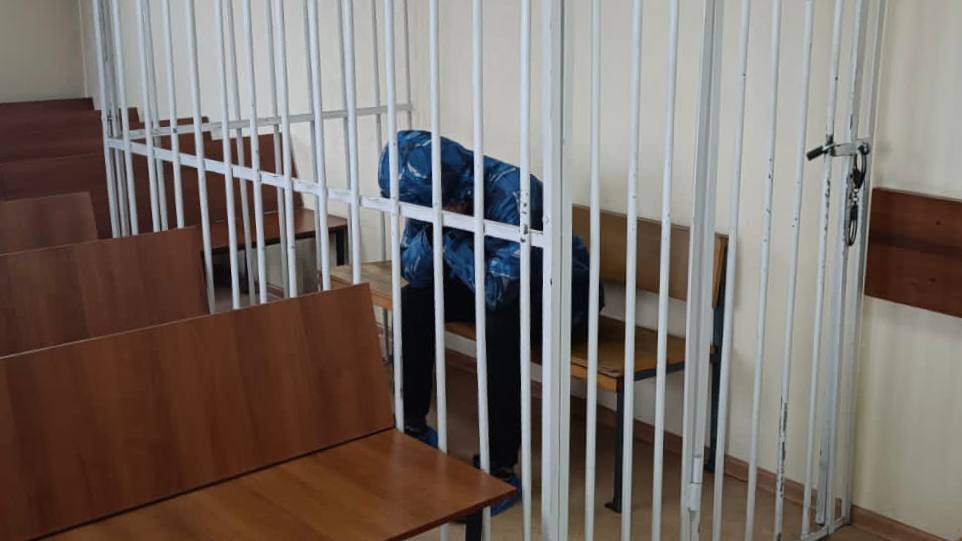 Жителя Минусинска арестовали на 2 месяца за попытку выбросить из окна годовалую дочь