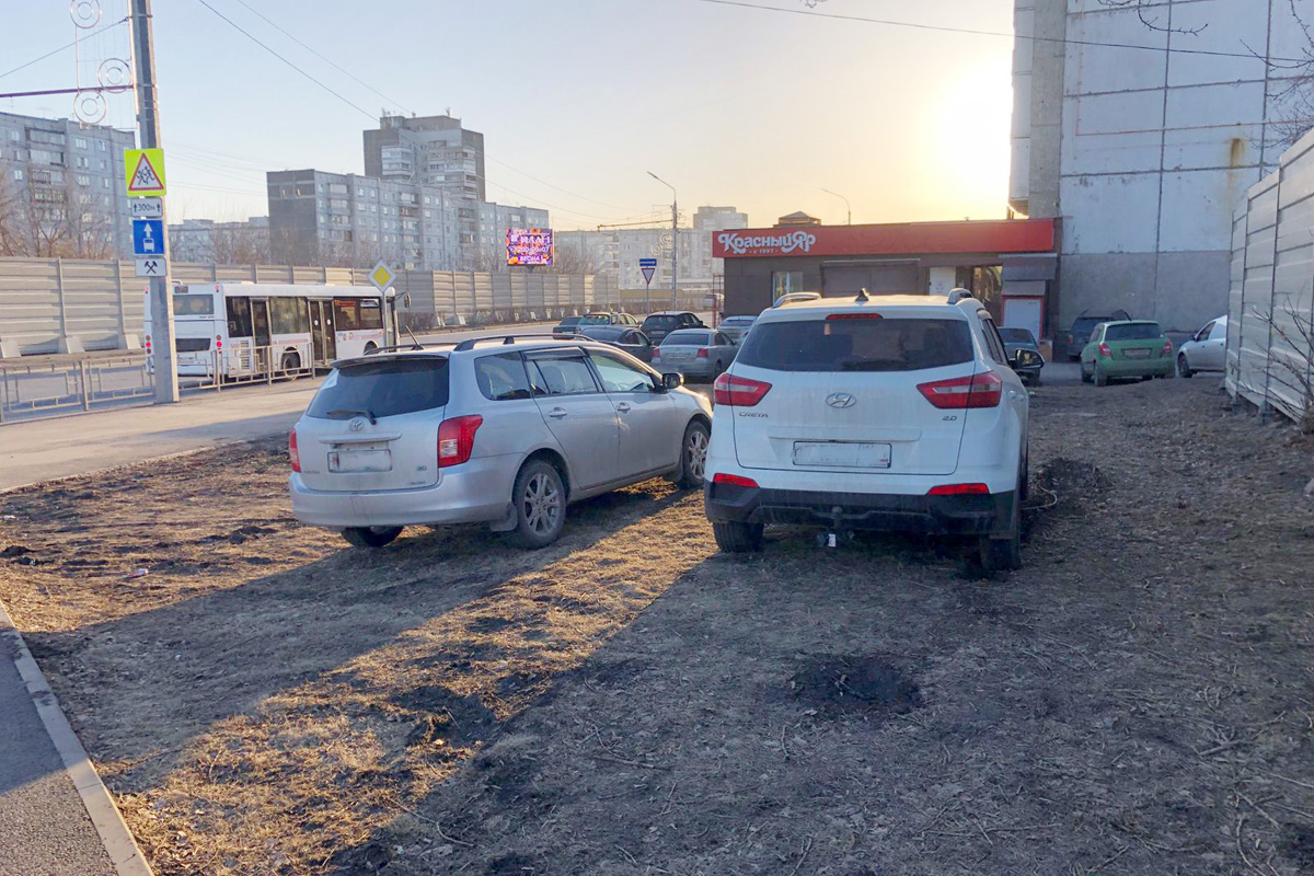 В Красноярске за два месяца любителей парковаться на газоне оштрафовали на 3,9 млн рублей