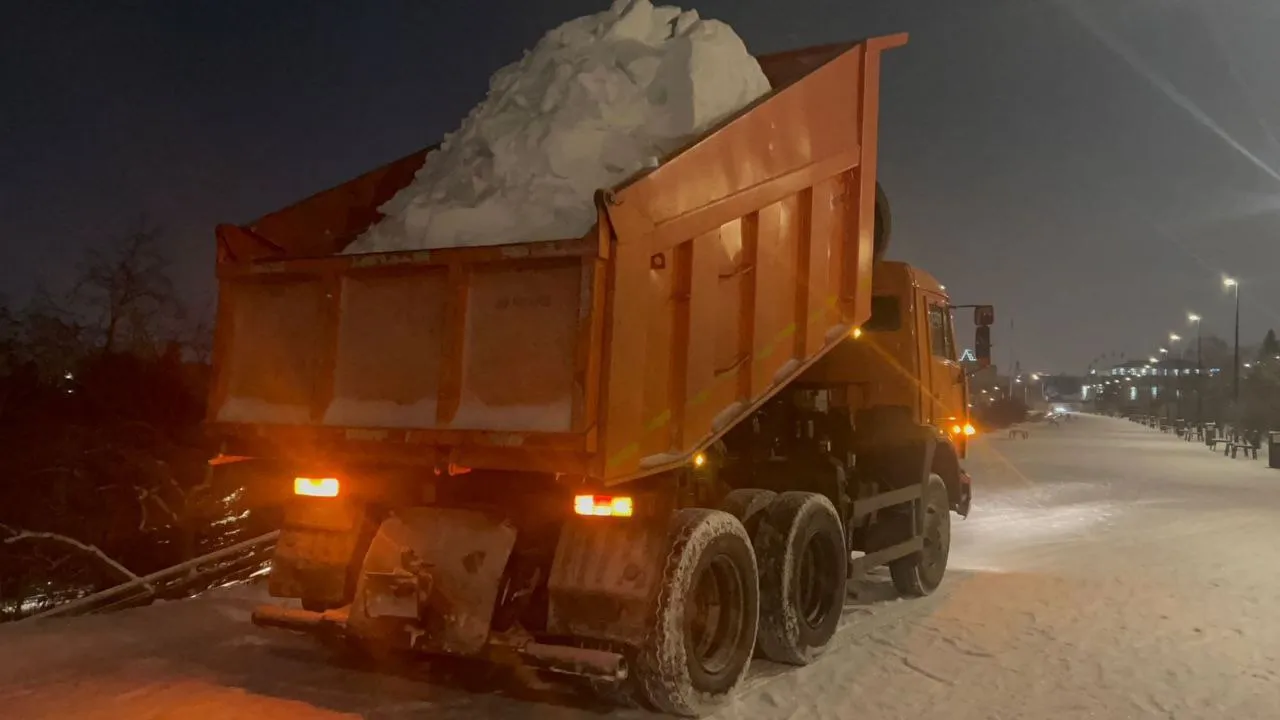 На центральную набережную Красноярска завозят тонны снега