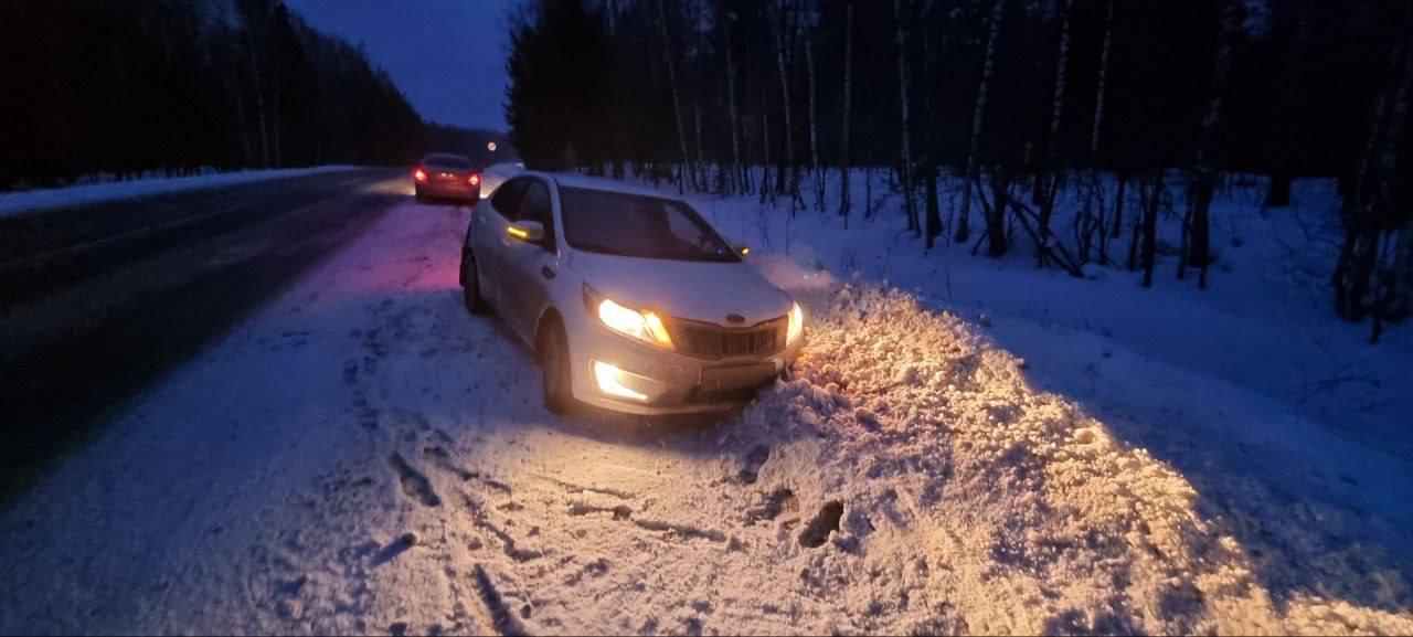 Красноярка разыскивает мужчин, вытащивших ее машину из кювета