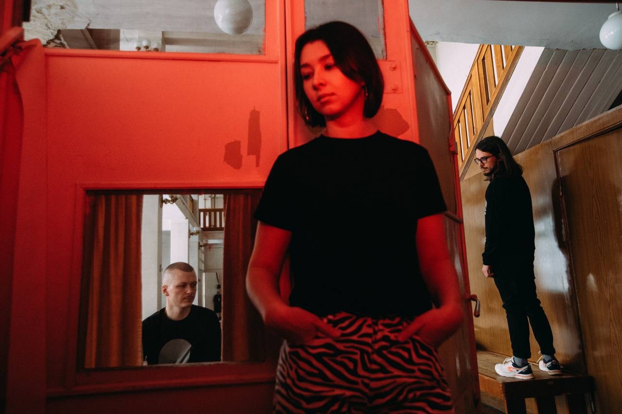 Вспоминая холодное лето: группа Beeswax & Olesya выпустила клип с красивыми видами Красноярска