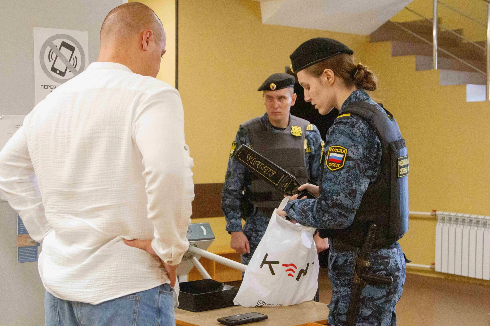 С начала года жители Красноярского края пытались пронести в суд более 3 тысяч запрещенных предметов