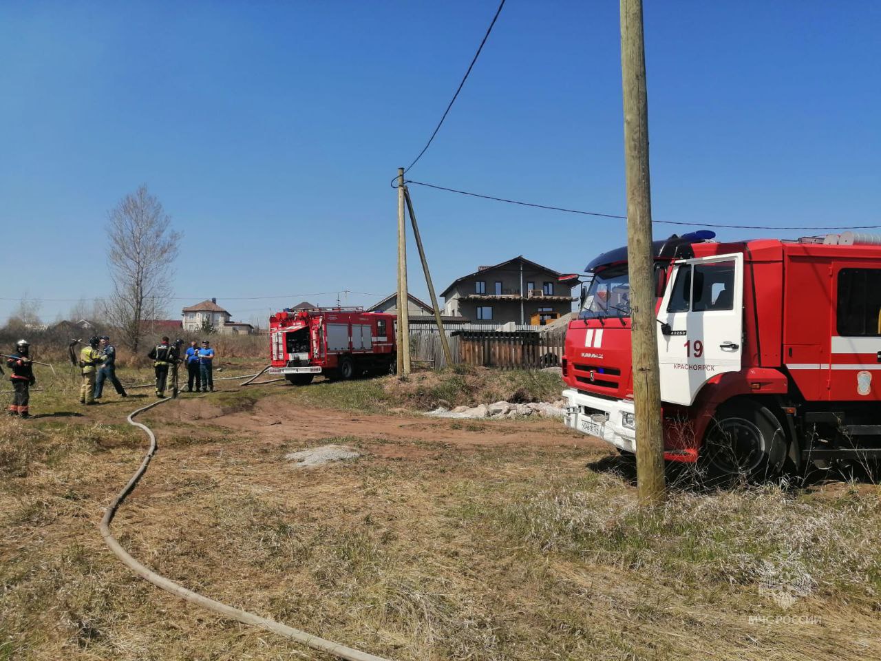 В Красноярске на улице Защитников Ленинграда неизвестный устроил пал травы