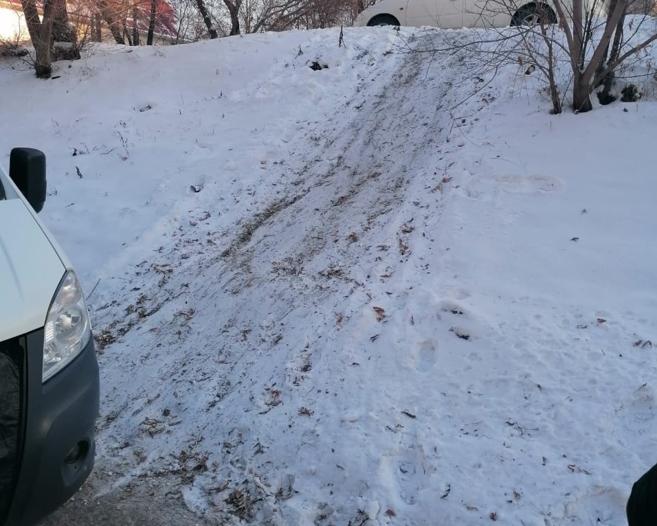 В Красноярске на опасных горках стали появляться таблички «Катание запрещено»