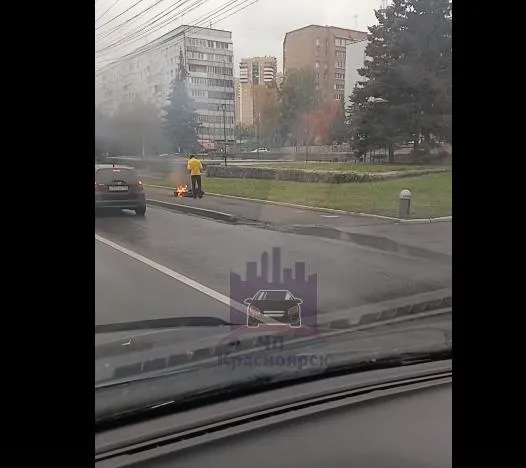 В Красноярске на дороге сгорел электросамокат