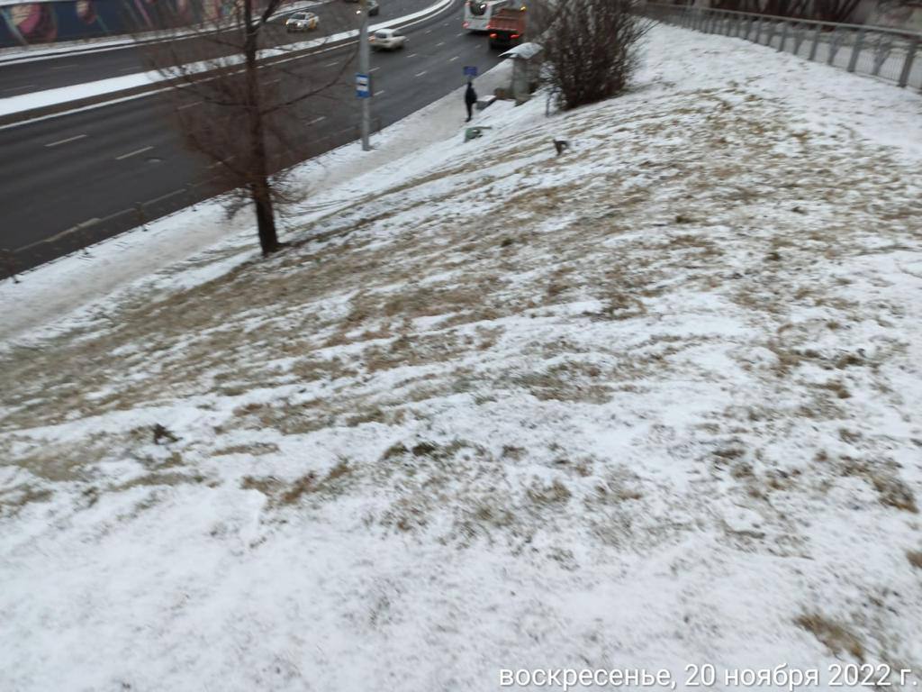 В Красноярске около остановки «Космос» убрали горку с выходом на дорогу