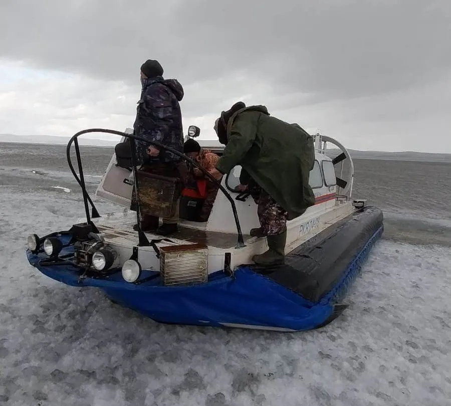 На Красноярском водохранилище троих рыбаков спасли с отколовшейся льдины