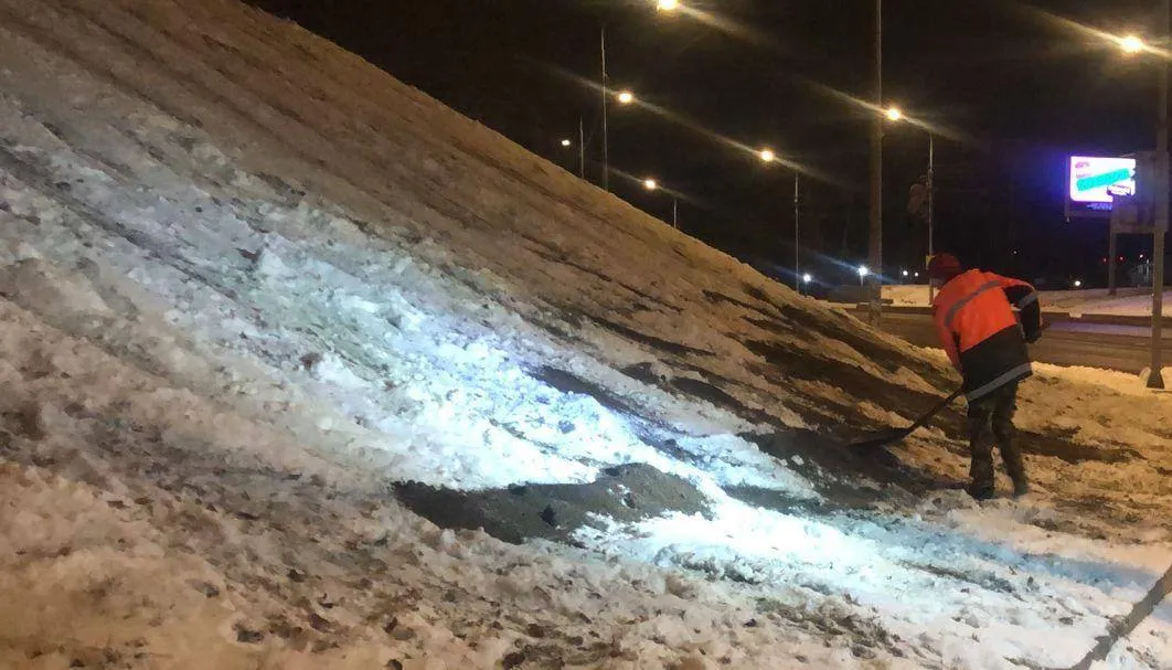 В Красноярске подсыпают опасные стихийные горки