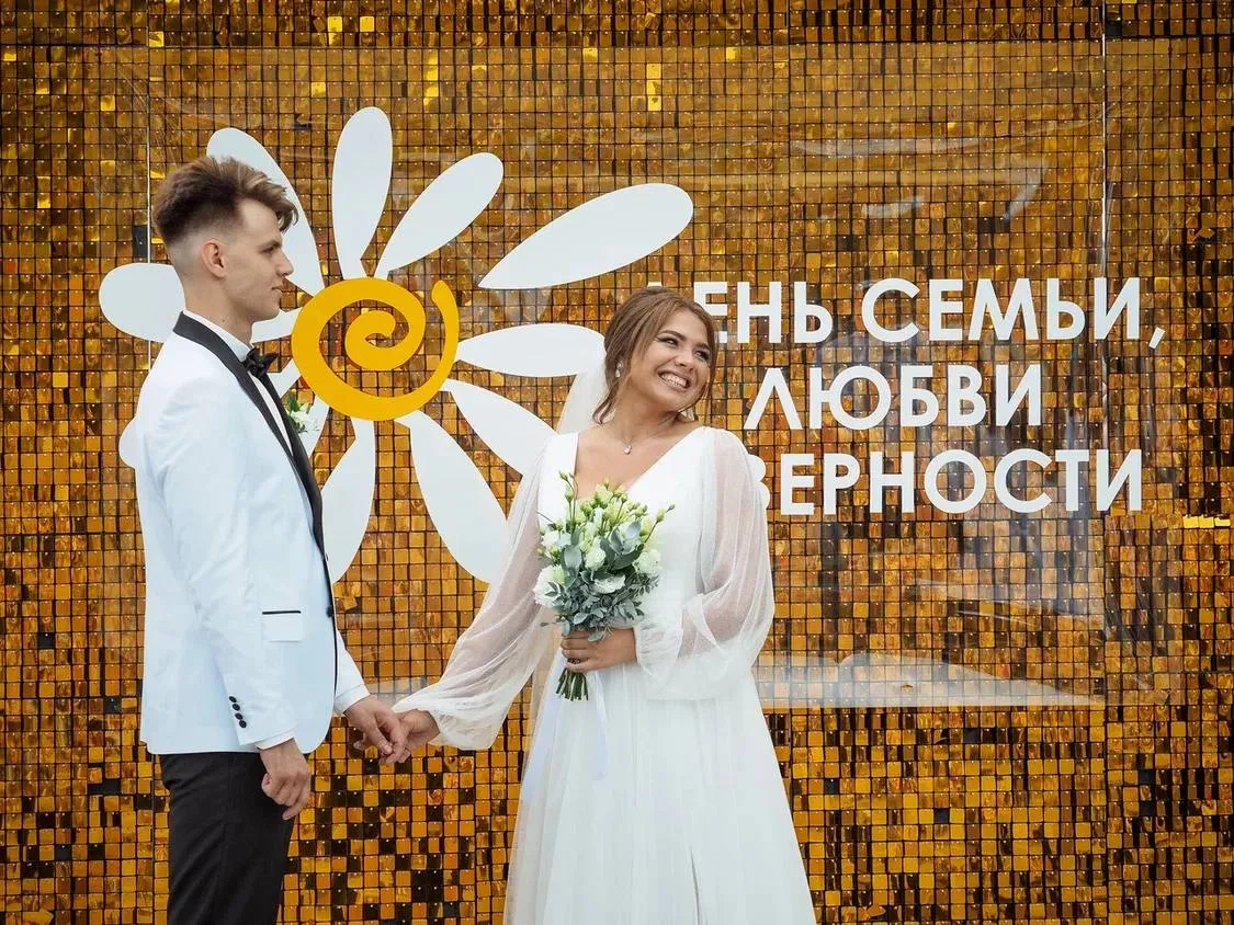 В Красноярске на набережной за сквером «Энтузиастов» прошла выездная регистрация брака