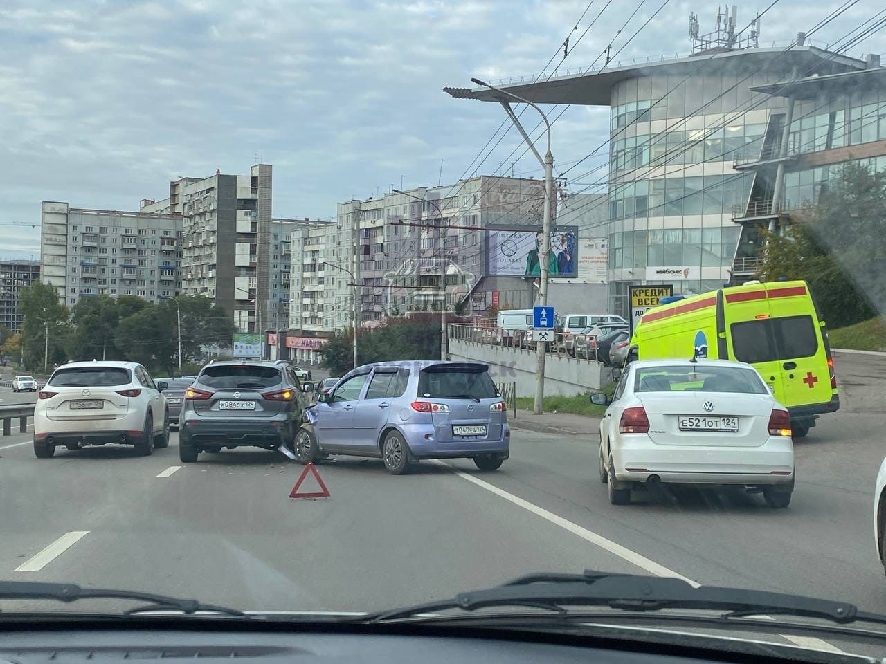 В Красноярске на Белинского в столкновении трех машин пострадала 17-летняя девушка
