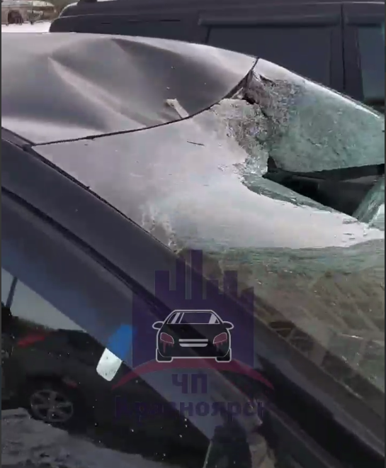 В Красноярске на 9 Мая упавший пакет с водой разбил два припаркованных автомобиля