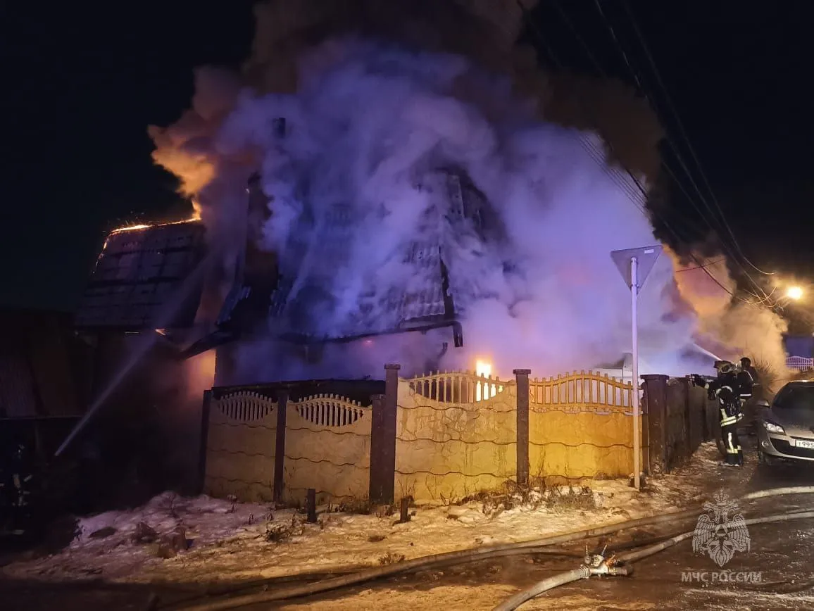 В Красноярске из горящего частного дома спасли четверых человек