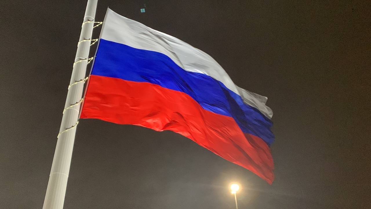 В Красноярске вновь подняли российский флаг на Николаевской сопке