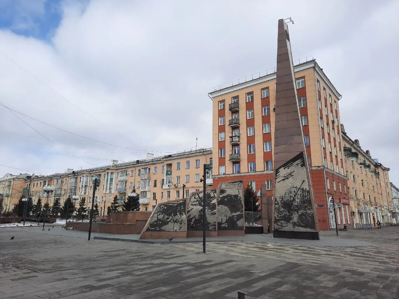 В Красноярске временно запретят остановку и стоянку около стелы «Город трудовой доблести»