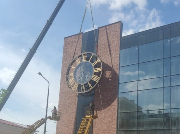 В Красноярске фасад здания многоуровневой стоянки за Квантом украсят огромные часы