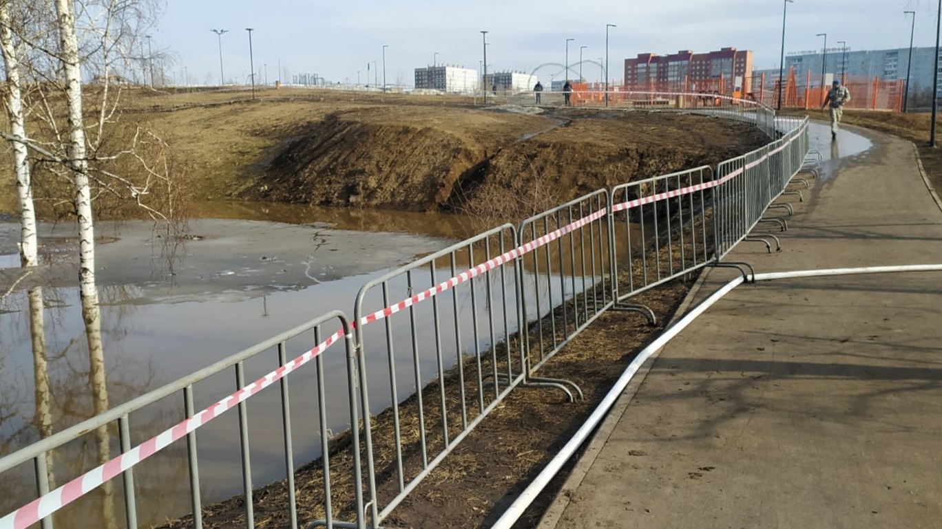 В Красноярске затопило низину в парке «Солнечная поляна»
