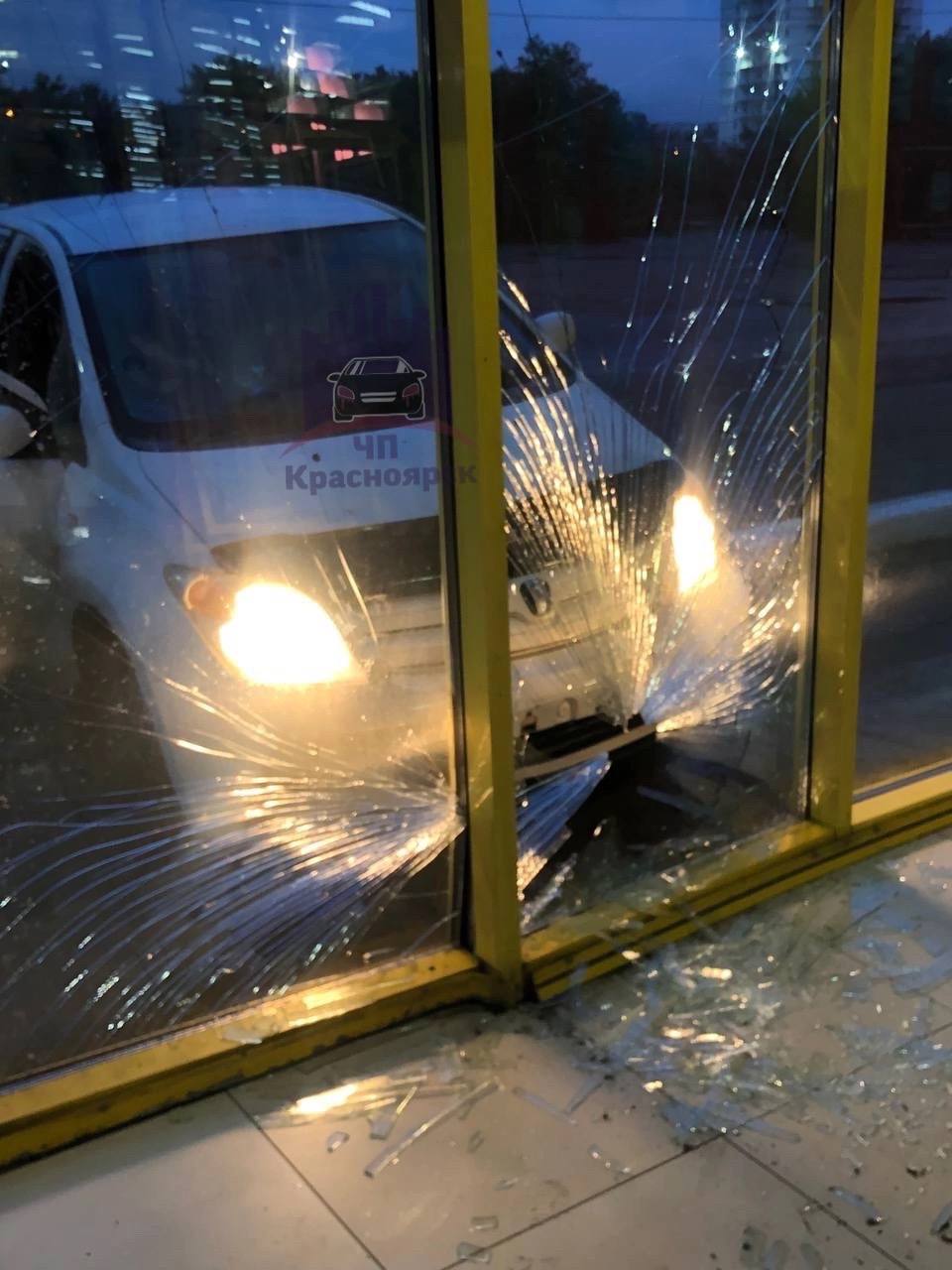 В Красноярске женщина-водитель врезалась в торговый центр на улице Говорова
