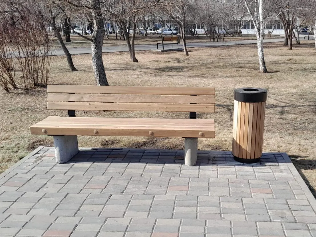 В красноярском сквере Энтузиастов установили новые лавочки