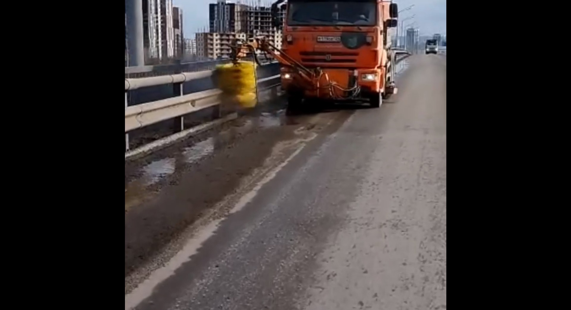 В Красноярске дорожники моют ограждения после зимы