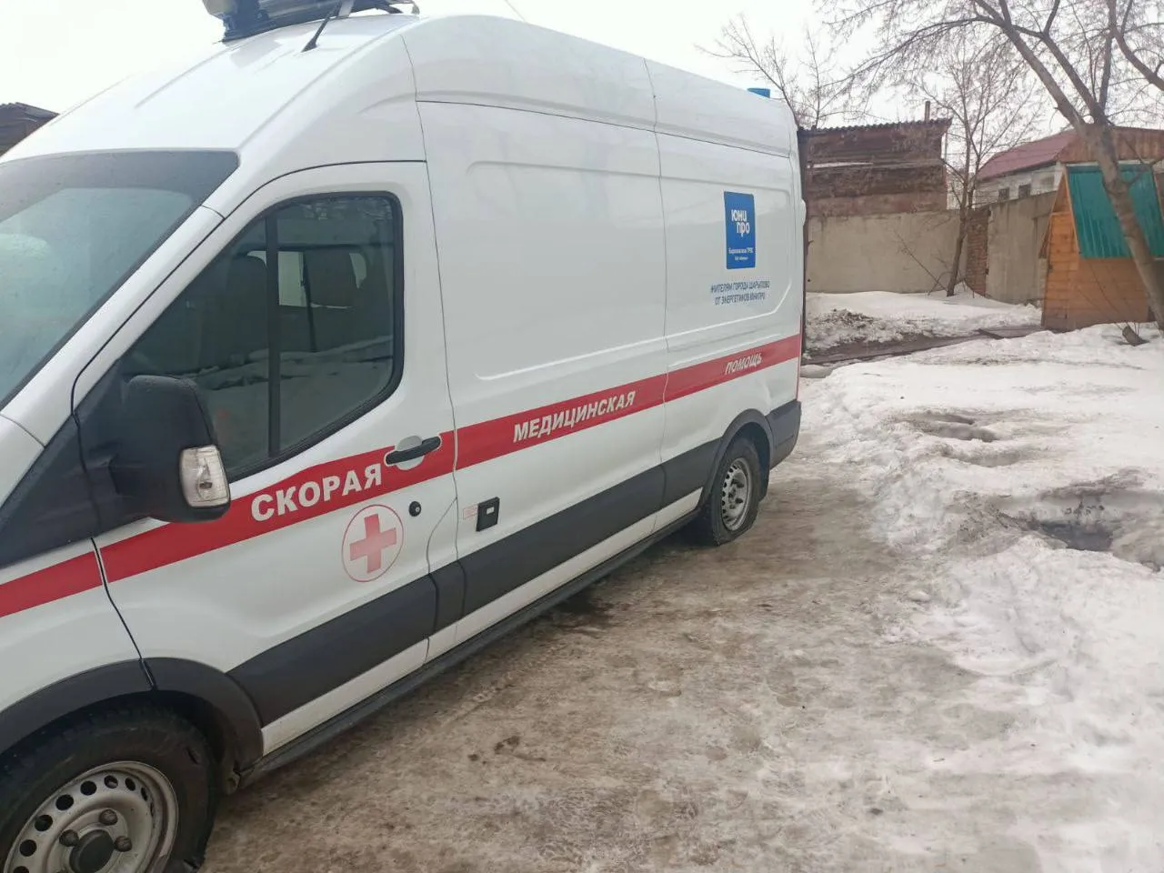 Житель Красноярского края угрожал медикам ножом и порезал колеса машины скорой помощи