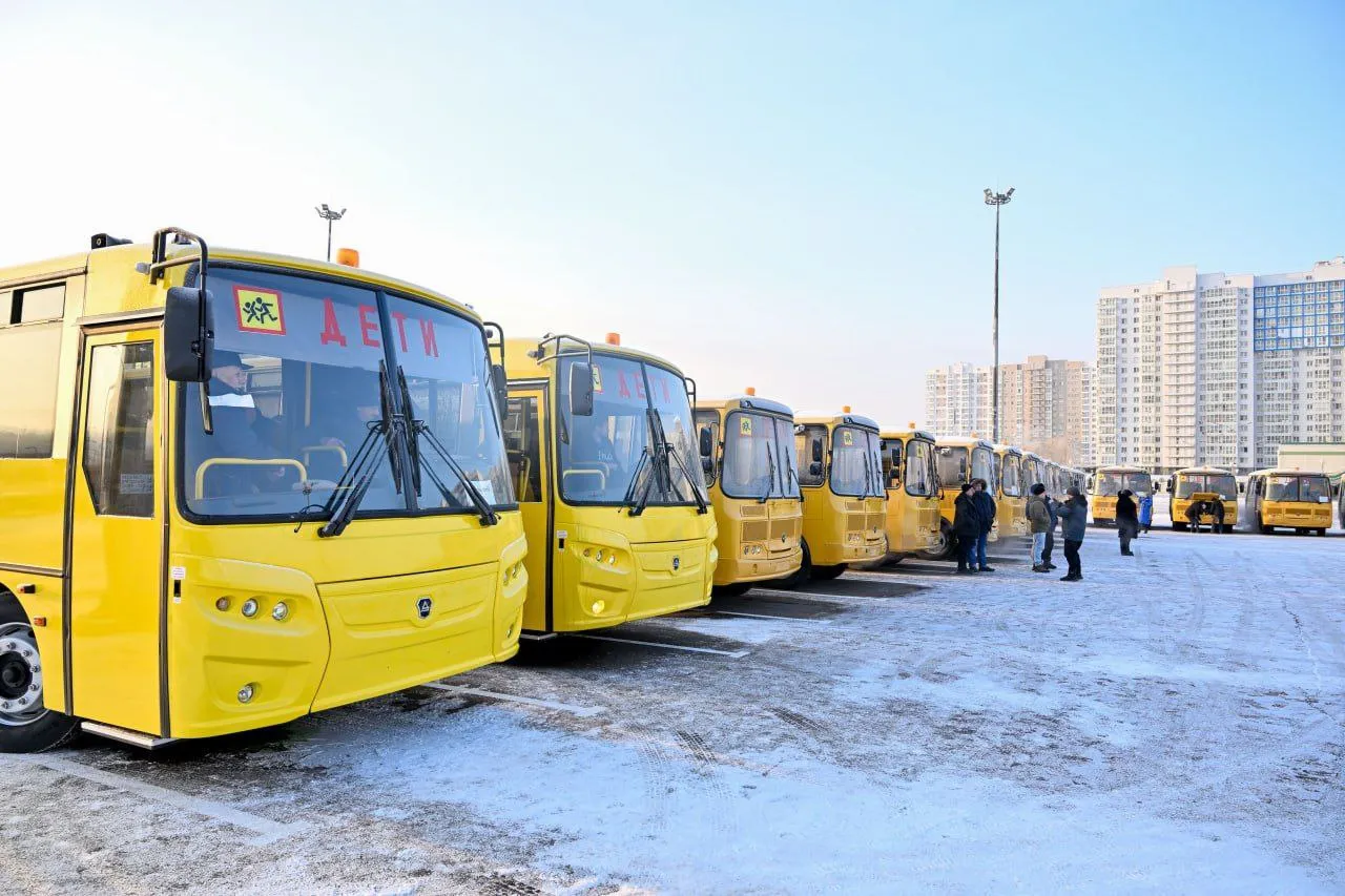 Красноярску передали новые школьные автобусы