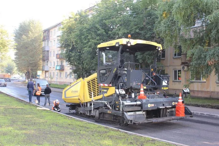 В Красноярске на улице Гладкова укладывают финишный слой асфальта