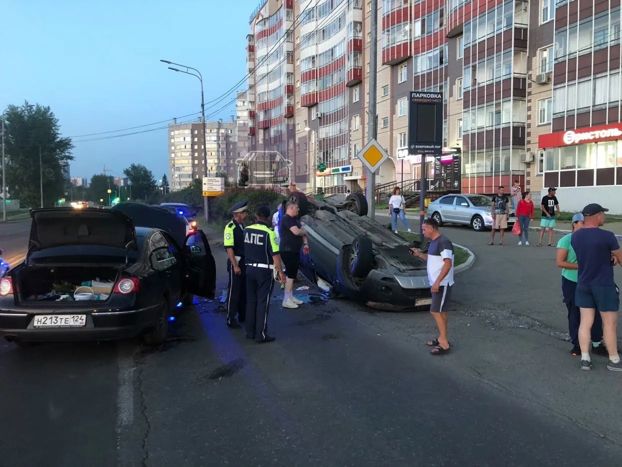 В Красноярске на улице Свердловской водитель не пропустил встречный автомобиль и перевернулся