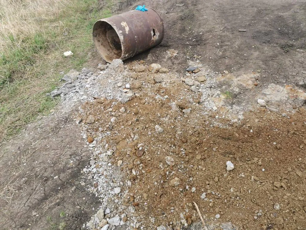 В Красноярске на территории СНТ в бочке с бетоном нашли останки мужчины