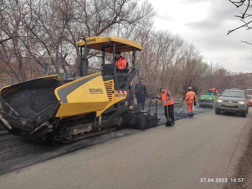 В Красноярске дорожники уложили первую тысячу квадратных метров асфальта в 2023 году