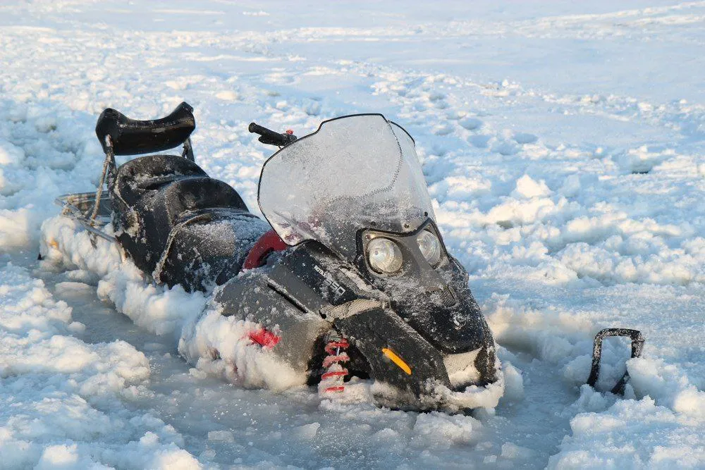 На Красноярском водохранилище под лёд провалился снегоход с мужчиной и женщиной