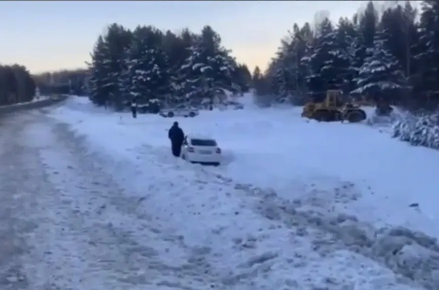 Полицейские в Красноярском крае помогли вытащить машину из кювета