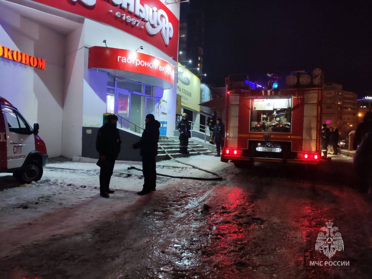 В Красноярске загорелся магазин «Красный Яр» на улице Октябрьской