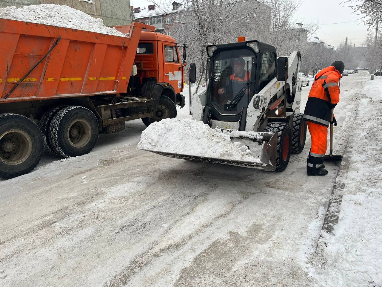 В Красноярске рабочие не могут приступить к ремонту дорог из-за непогоды