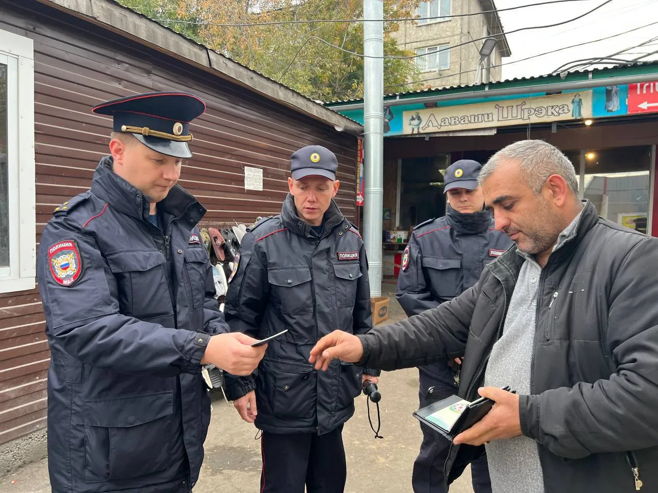 В Красноярске после очередного рейда на рынке КрасТЭЦ в военкомат отправили 13 мигрантов