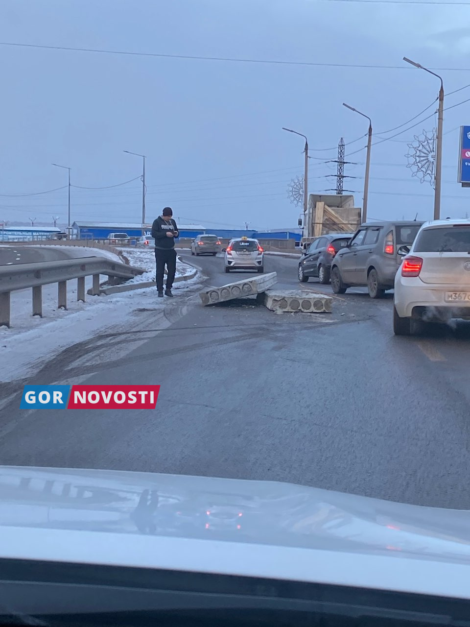 В Красноярске на Котельникова из грузовика выпали бетонные плиты