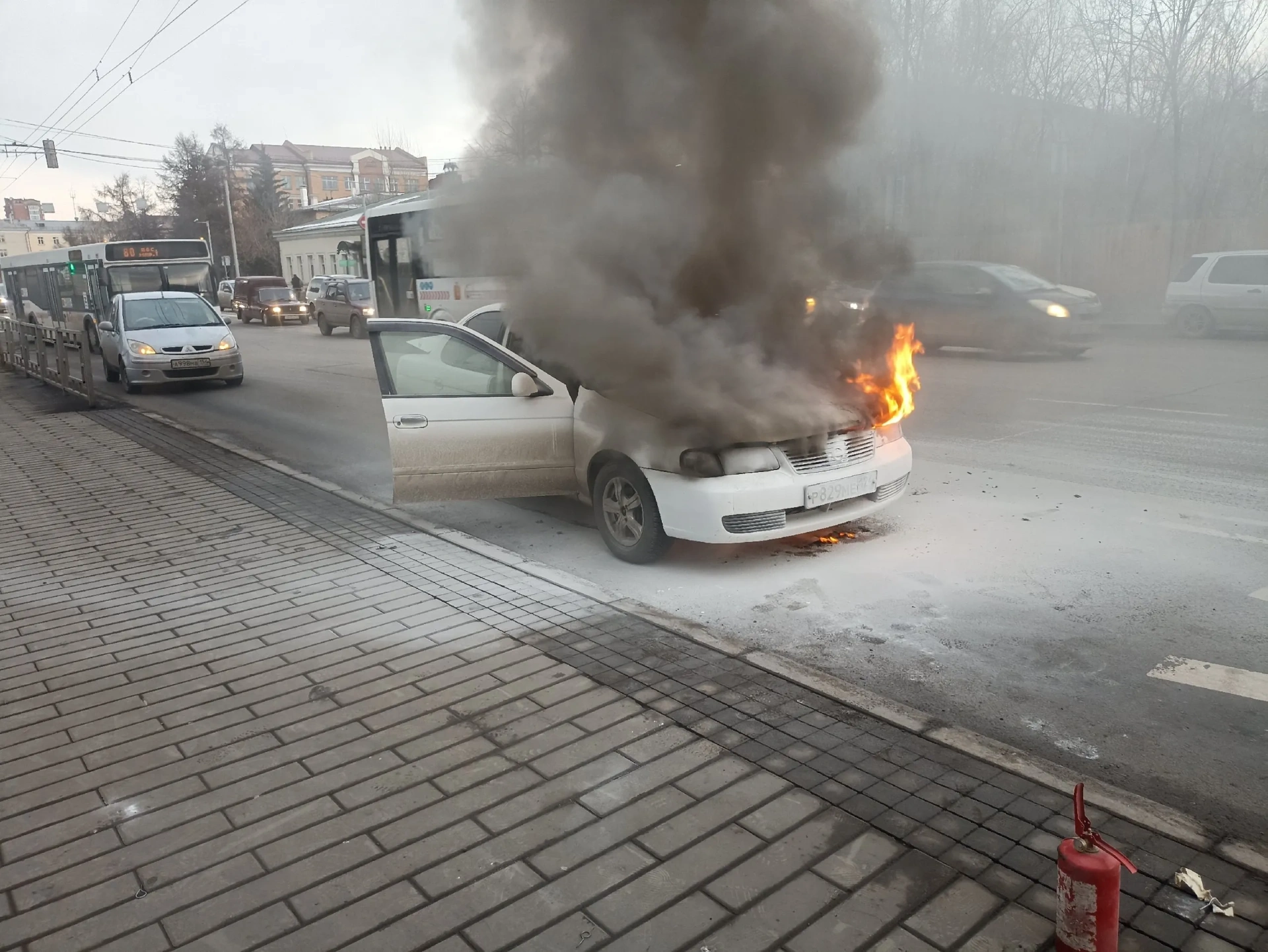 В Красноярске на остановке «Стадион «Локомотив» загорелся автомобиль