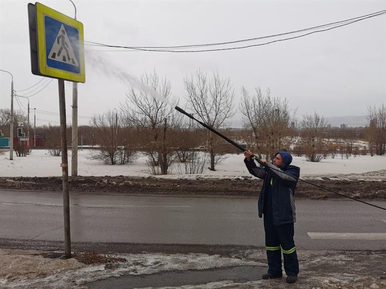 Коммунальные бригады отмывают до 200 дорожных знаков в день