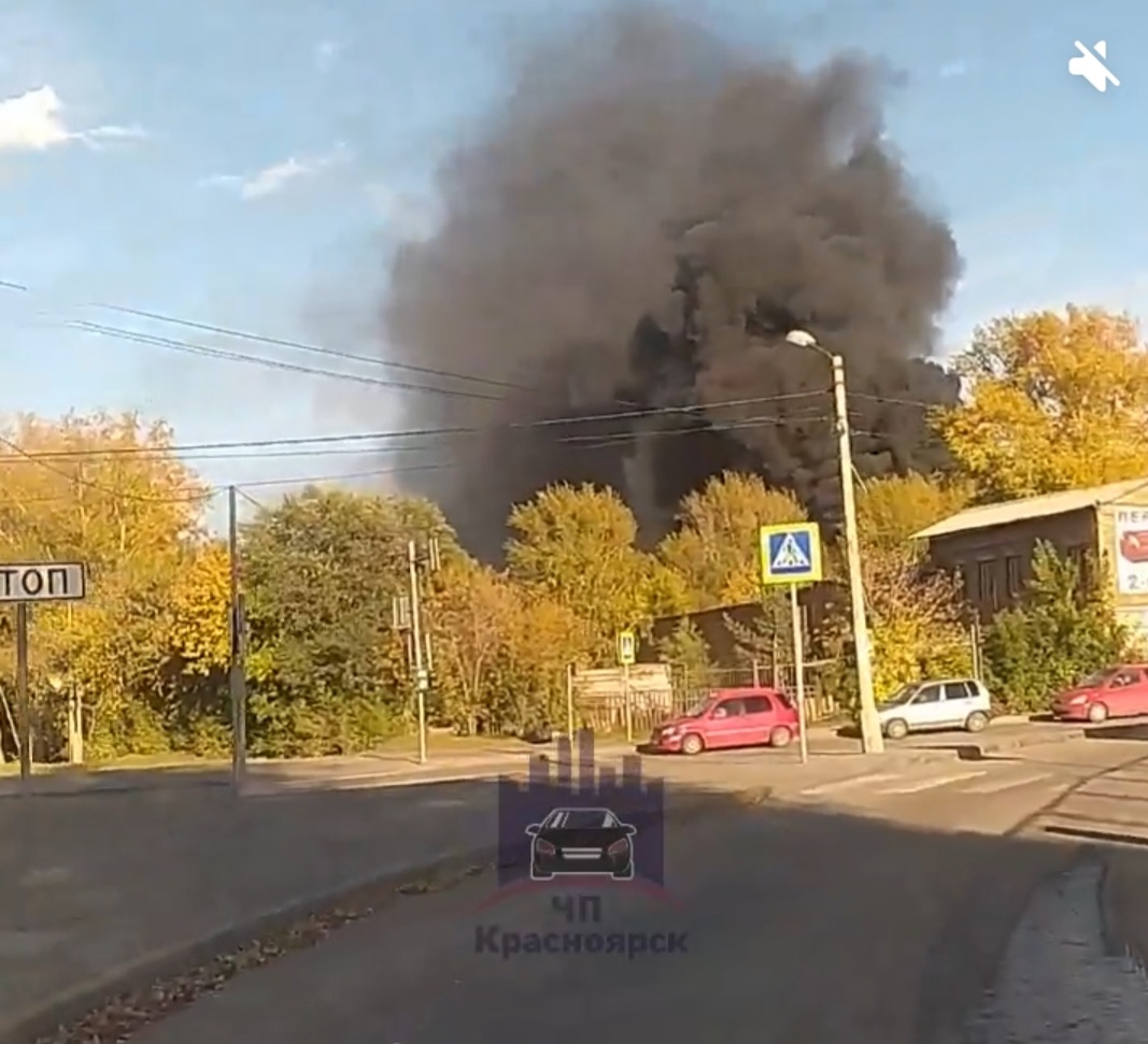 В Красноярске заметили чёрный столб дыма на улице Грунтовой