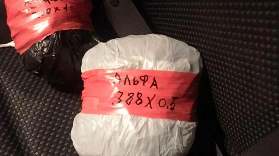 В Красноярске поймали пьяного водителя с килограммом наркотиков под сиденьем