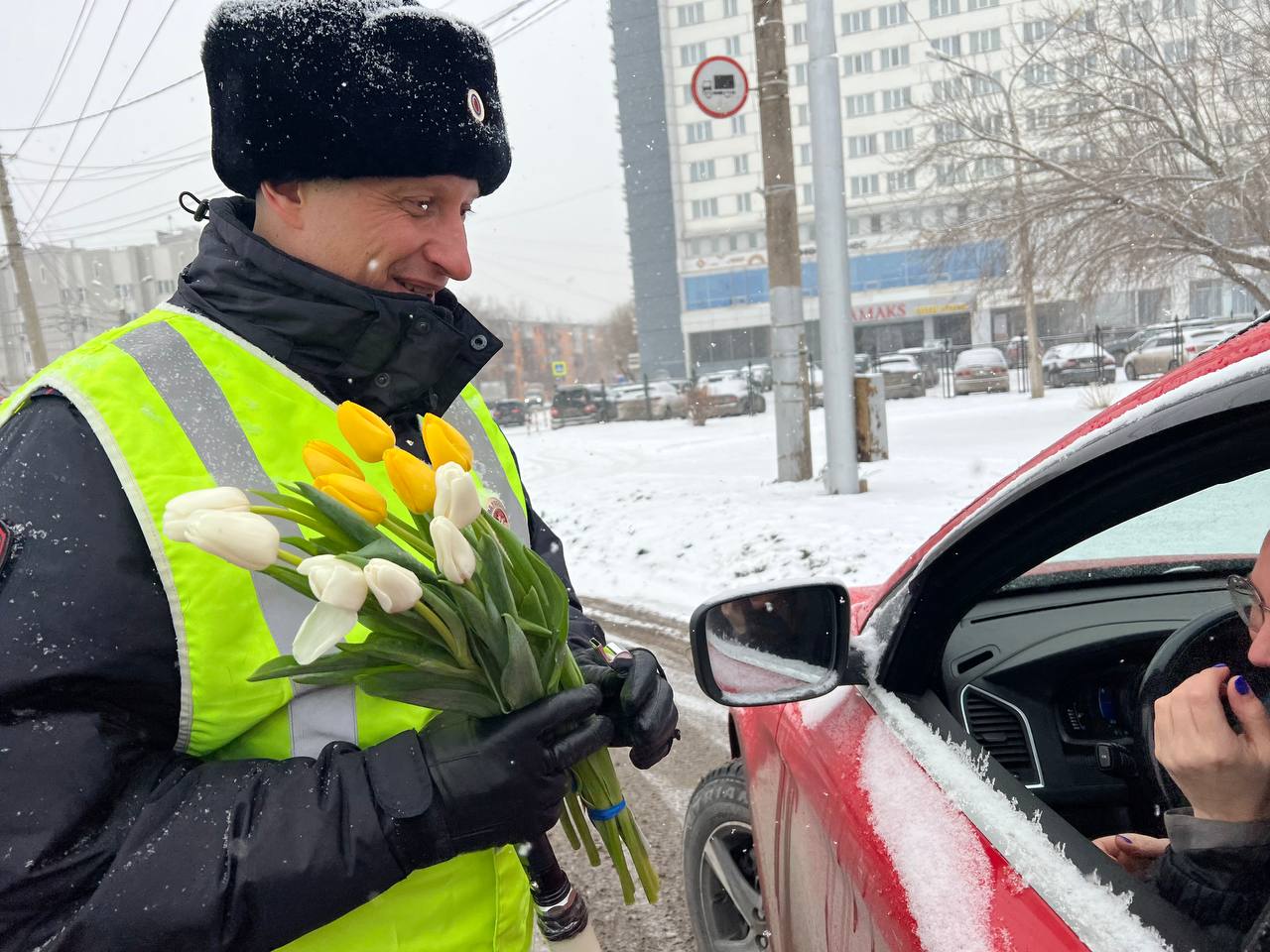 В Красноярске инспекторы ГИБДД поздравили женщин-водителей с наступающим праздником
