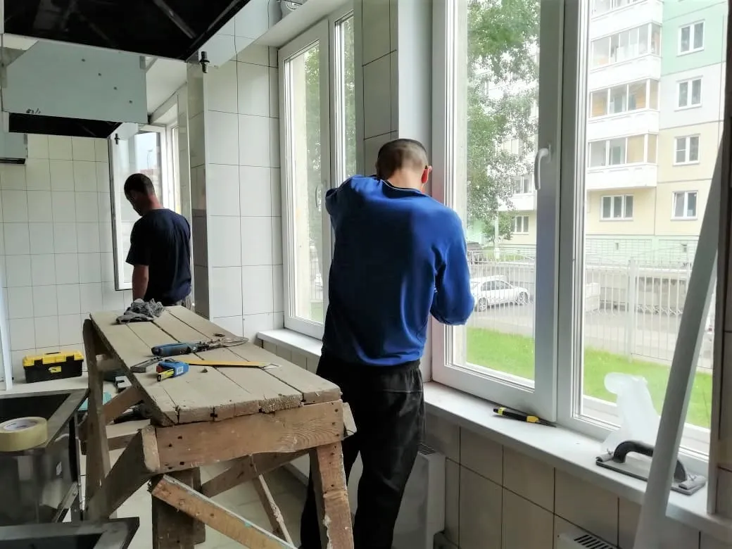 В Красноярске идет капитальный ремонт пищеблока в школе № 144 в Солнечном