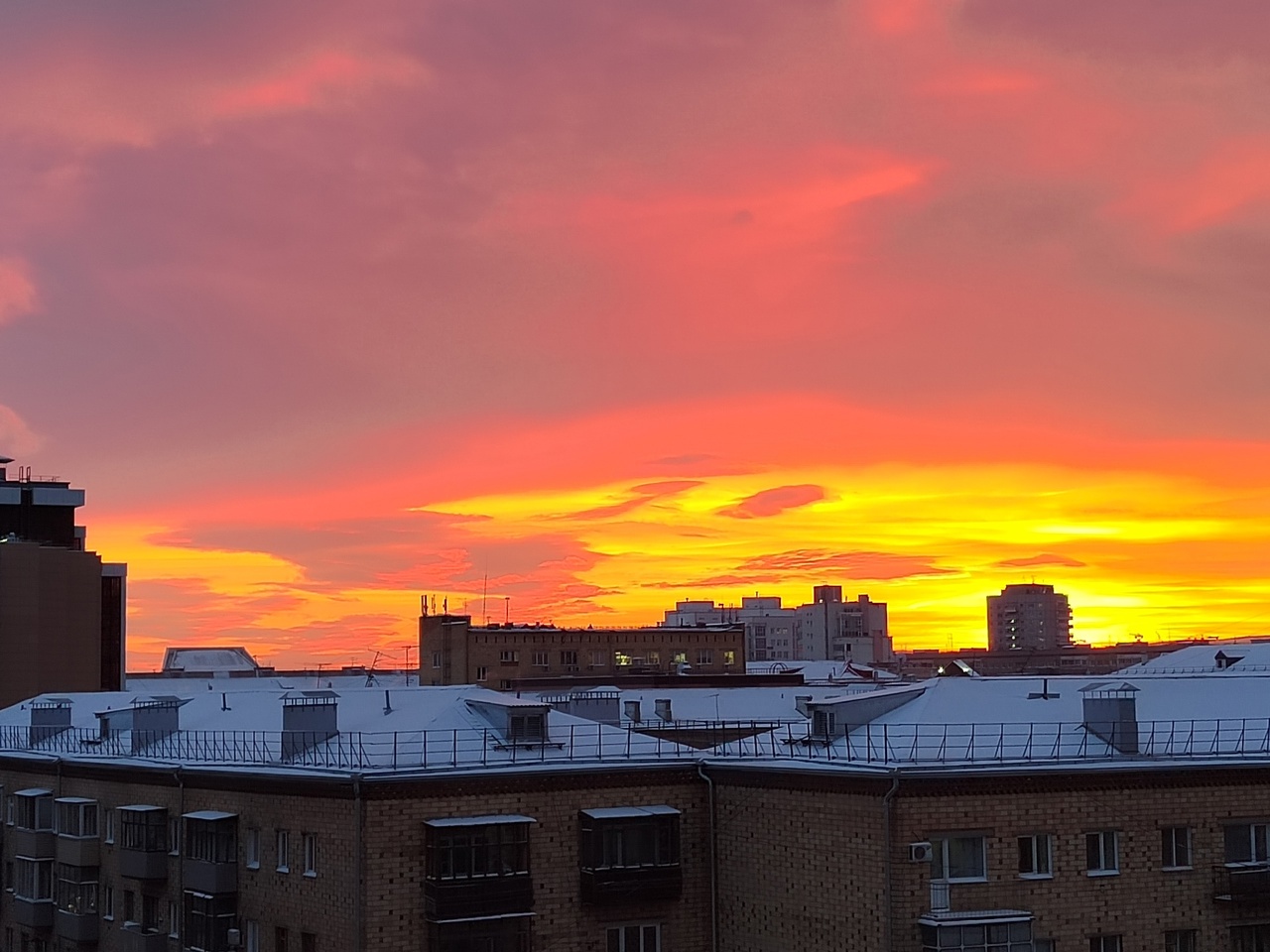 Красноярцы делятся фото алого рассвета в соцсетях