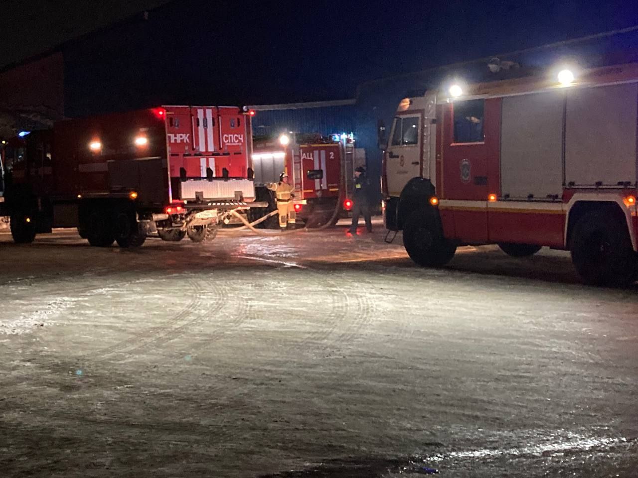 В сгоревших складах на Пограничников в Красноярске хранились пиломатериалы и алкоголь