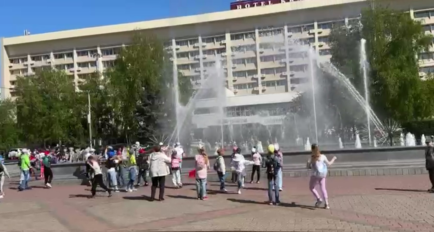 В Красноярске фонтан на Театральной площади 1 июня работает в праздничном режиме