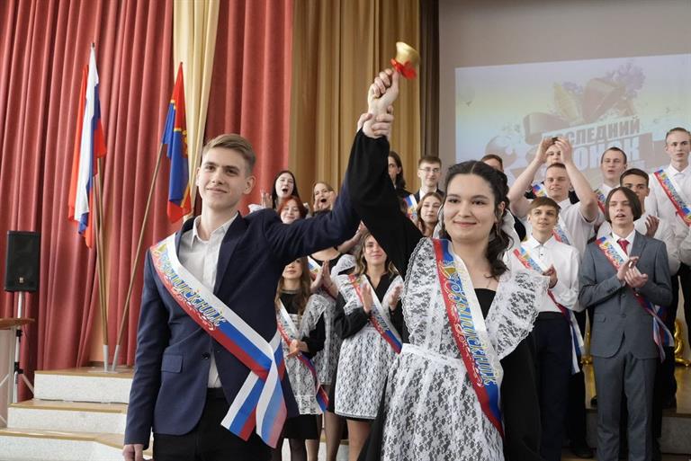 В школах Красноярска прозвенели последние звонки