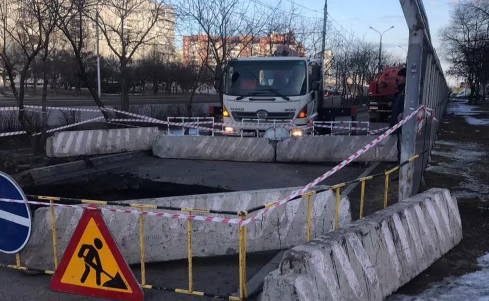 В Красноярске перекроют движение по проезду-дублеру на проспекте Комсомольском