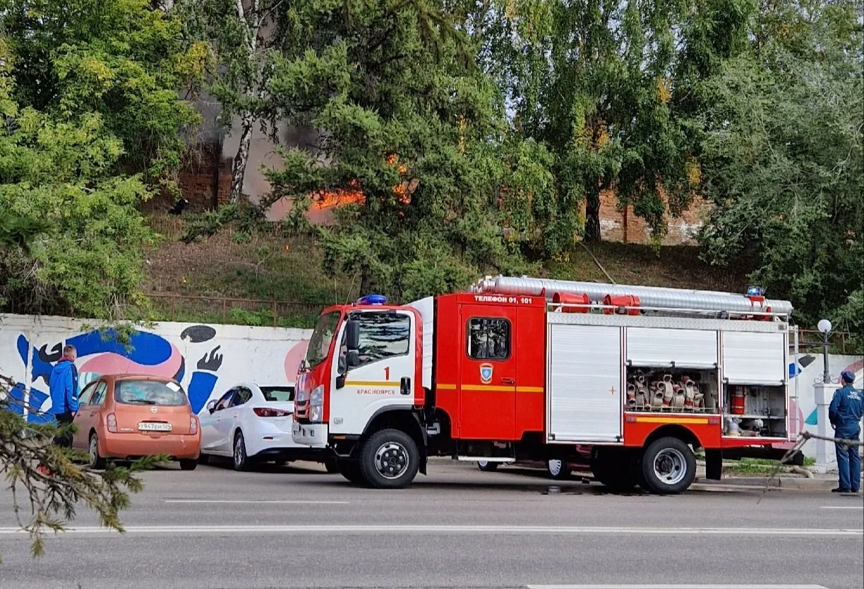 В Красноярске на улице Дубровинского загорелся легковой автомобиль