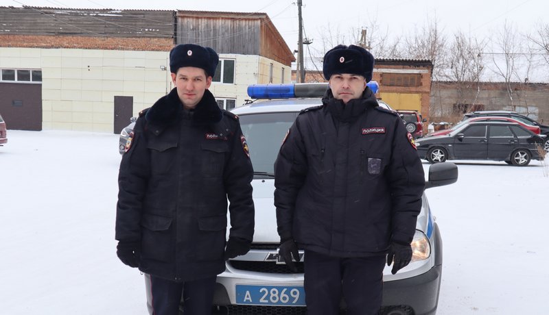 Емельяновские полицейские помогли на трассе застрявшему красноярцу